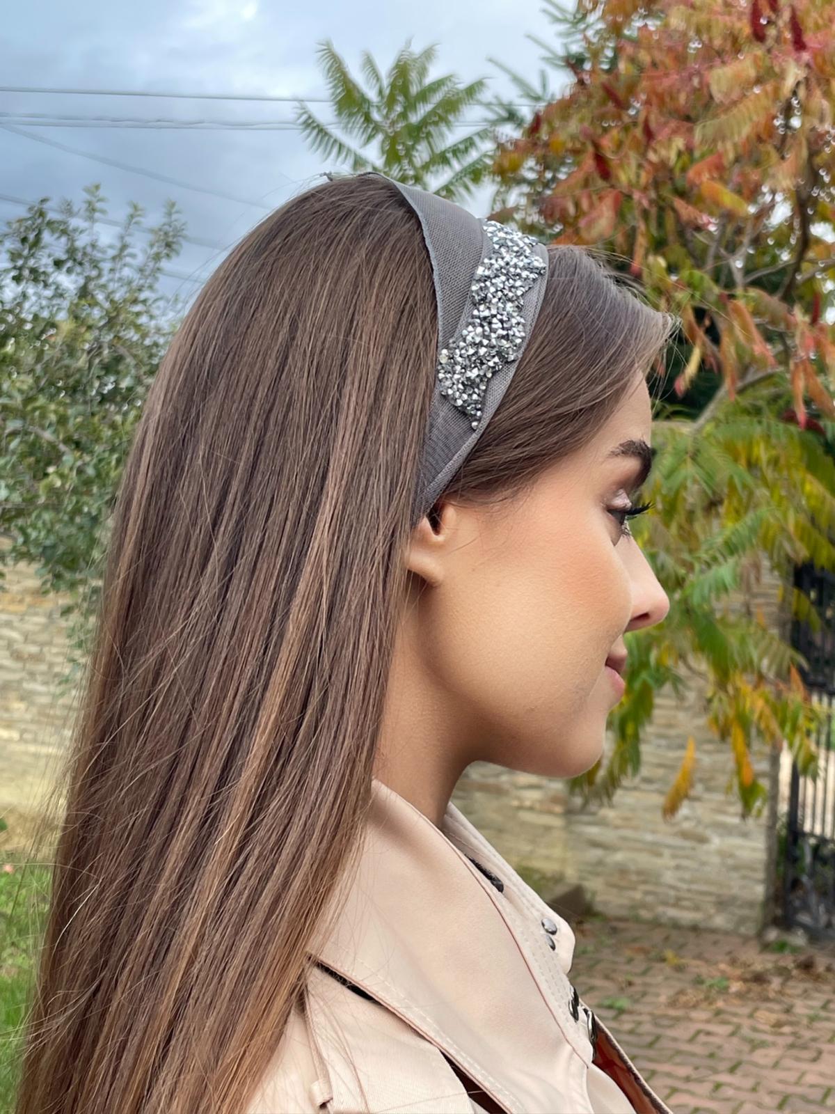 Batic din tul - Gri inchis cu accesoriu din pietre argintii Batic din tul - Gri inchis cu accesoriu din pietre argintii